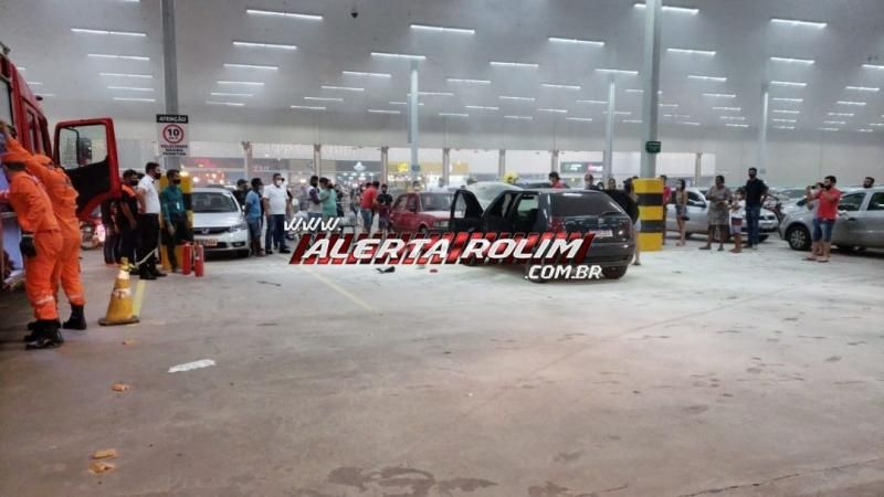 Carro pega fogo no estacionamento de supermercado em Rolim de Moura - Vídeo Carro pega fogo no estacionamento de supermercado em Rolim de Moura - Vídeo