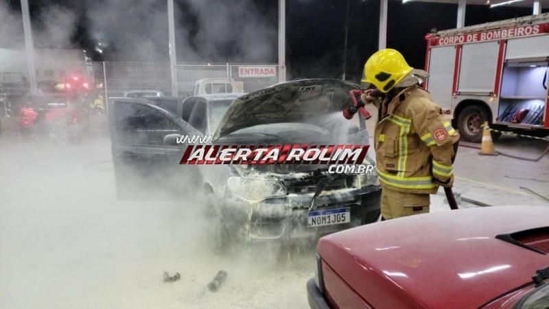 Carro pega fogo no estacionamento de supermercado em Rolim de Moura - Vídeo Carro pega fogo no estacionamento de supermercado em Rolim de Moura - Vídeo