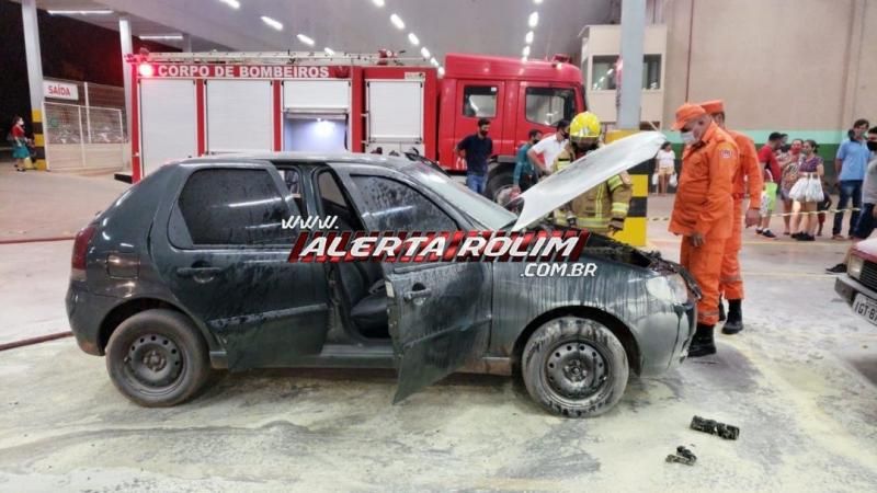 Carro pega fogo no estacionamento de supermercado em Rolim de Moura - Vídeo Carro pega fogo no estacionamento de supermercado em Rolim de Moura - Vídeo