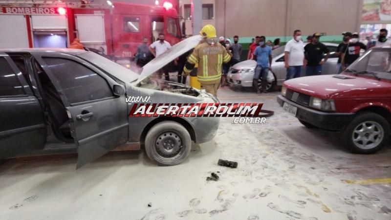 Carro pega fogo no estacionamento de supermercado em Rolim de Moura - Vídeo Carro pega fogo no estacionamento de supermercado em Rolim de Moura - Vídeo