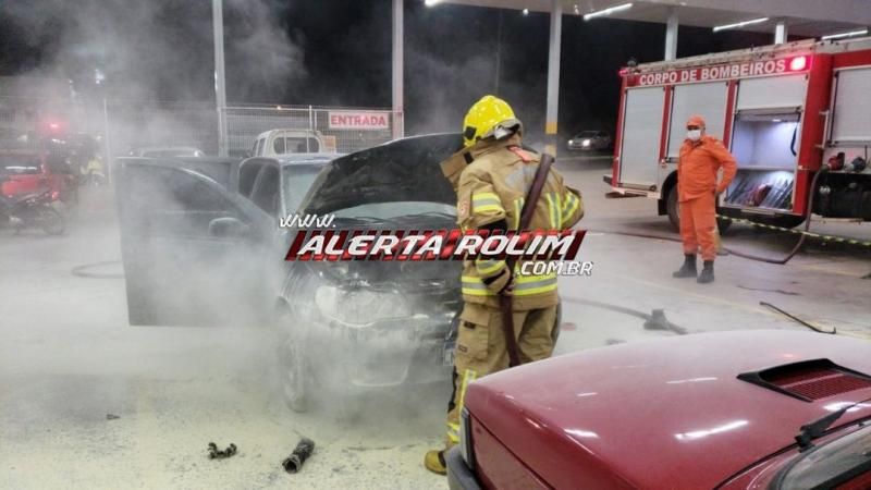 Carro pega fogo no estacionamento de supermercado em Rolim de Moura - Vídeo Carro pega fogo no estacionamento de supermercado em Rolim de Moura - Vídeo
