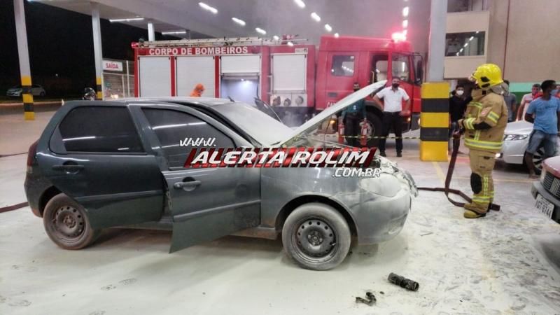 Carro pega fogo no estacionamento de supermercado em Rolim de Moura - Vídeo Carro pega fogo no estacionamento de supermercado em Rolim de Moura - Vídeo