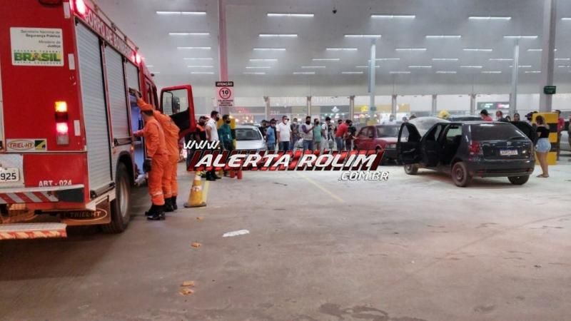 Carro pega fogo no estacionamento de supermercado em Rolim de Moura - Vídeo Carro pega fogo no estacionamento de supermercado em Rolim de Moura - Vídeo