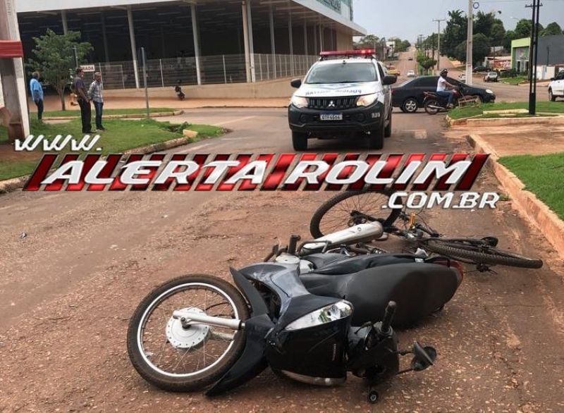 Mulher é encaminhada a Cacoal, após colisão entre moto e bicicleta na esquina da UPA de Rolim de Moura
