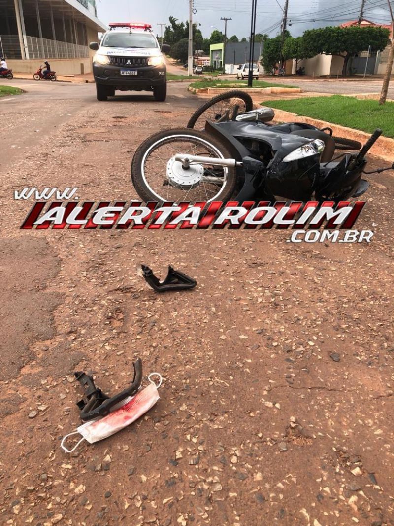 Mulher é encaminhada a Cacoal, após colisão entre moto e bicicleta na esquina da UPA de Rolim de Moura Mulher é encaminhada a Cacoal, após colisão entre moto e bicicleta na esquina da UPA de Rolim de Moura
