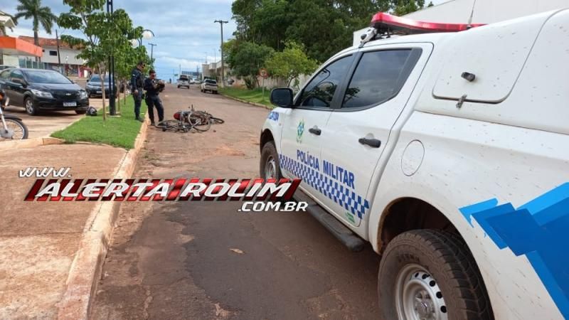 Mulher é encaminhada a Cacoal, após colisão entre moto e bicicleta na esquina da UPA de Rolim de Moura