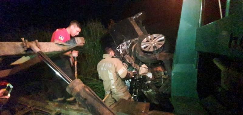 Acidente entre caminhão guincho e veículo de passeio na BR 364 deixa duas pessoas feridas em RO Acidente entre caminhão guincho e veículo de passeio na BR 364 deixa duas pessoas feridas em RO