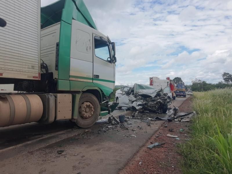 Acidente gravíssimo envolvendo carreta e automóvel deixa uma vítima fatal na BR-364 entre Cacoal e Médici Acidente gravíssimo envolvendo carreta e automóvel deixa uma vítima fatal na BR-364 entre Cacoal e Médici