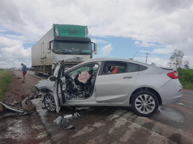 ATUALIZADA - Passageiro morre e condutora é socorrida após colisão entre carro e carreta na BR-364 entre Cacoal e Presidente Médici ATUALIZADA - Passageiro morre e condutora é socorrida após colisão entre carro e carreta na BR-364 entre Cacoal e Presidente Médici