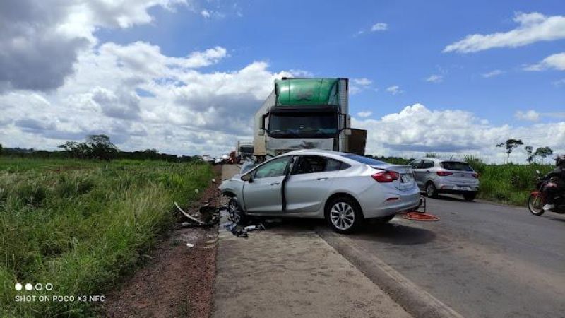 ATUALIZADA - Passageiro morre e condutora é socorrida após colisão entre carro e carreta na BR-364 entre Cacoal e Presidente Médici ATUALIZADA - Passageiro morre e condutora é socorrida após colisão entre carro e carreta na BR-364 entre Cacoal e Presidente Médici