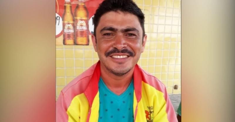 Brasil - Câmera flagra momento em que placa de metal cai de brinquedo e atinge mototaxista - Vídeo Brasil - Câmera flagra momento em que placa de metal cai de brinquedo e atinge mototaxista - Vídeo