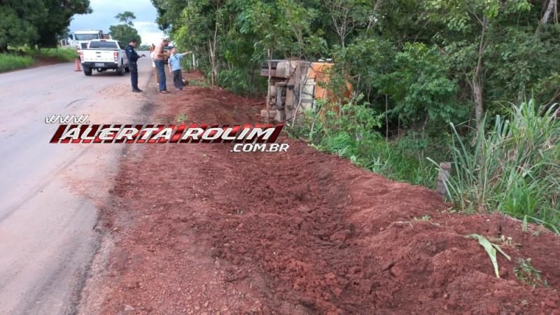 Caminhão caçamba do DER tombou na RO-010 próximo a linha 172 em Rolim de Moura - Vídeo Caminhão caçamba do DER tombou na RO-010 próximo a linha 172 em Rolim de Moura - Vídeo