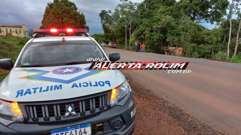 Caminhão caçamba do DER tombou na RO-010 próximo a linha 172 em Rolim de Moura - Vídeo Caminhão caçamba do DER tombou na RO-010 próximo a linha 172 em Rolim de Moura - Vídeo