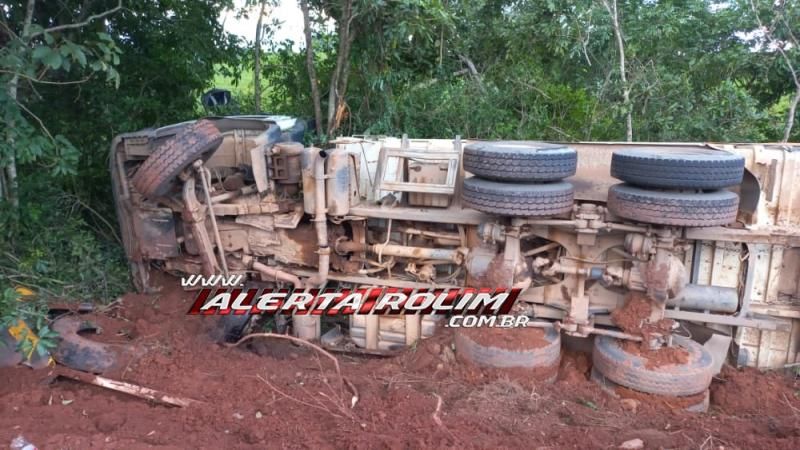 Caminhão caçamba do DER tombou na RO-010 próximo a linha 172 em Rolim de Moura - Vídeo Caminhão caçamba do DER tombou na RO-010 próximo a linha 172 em Rolim de Moura - Vídeo
