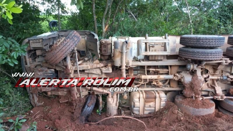 Caminhão caçamba do DER tombou na RO-010 próximo a linha 172 em Rolim de Moura - Vídeo Caminhão caçamba do DER tombou na RO-010 próximo a linha 172 em Rolim de Moura - Vídeo