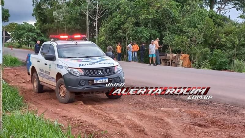 Caminhão caçamba do DER tombou na RO-010 próximo a linha 172 em Rolim de Moura - Vídeo Caminhão caçamba do DER tombou na RO-010 próximo a linha 172 em Rolim de Moura - Vídeo