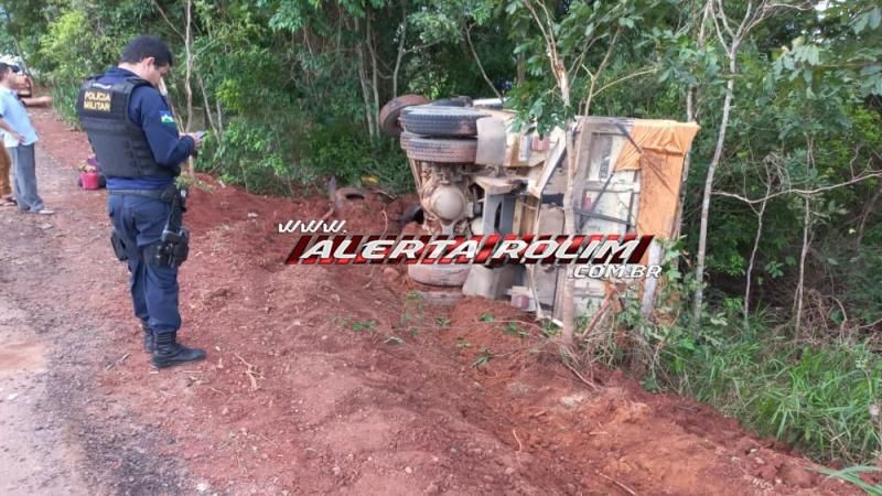 Caminhão caçamba do DER tombou na RO-010 próximo a linha 172 em Rolim de Moura - Vídeo Caminhão caçamba do DER tombou na RO-010 próximo a linha 172 em Rolim de Moura - Vídeo