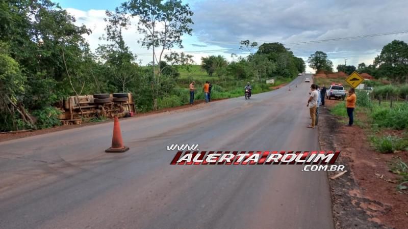 Caminhão caçamba do DER tombou na RO-010 próximo a linha 172 em Rolim de Moura - Vídeo Caminhão caçamba do DER tombou na RO-010 próximo a linha 172 em Rolim de Moura - Vídeo