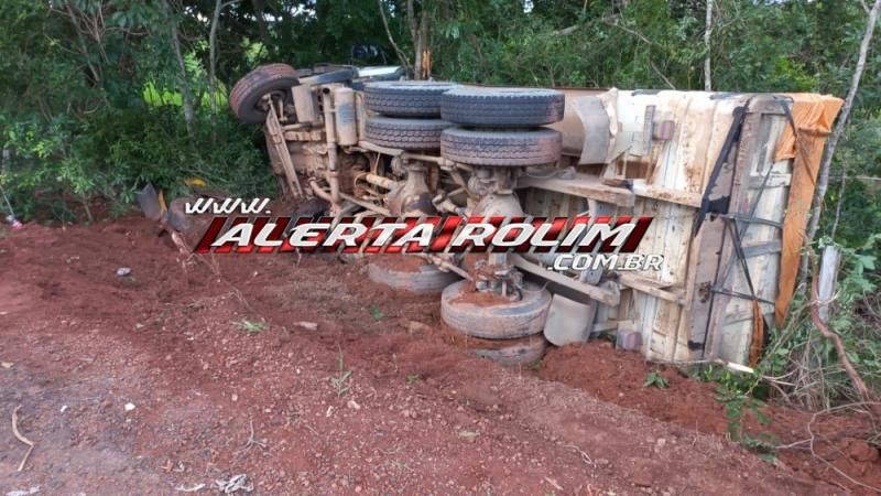 Caminhão caçamba do DER tombou na RO-010 próximo a linha 172 em Rolim de Moura - Vídeo Caminhão caçamba do DER tombou na RO-010 próximo a linha 172 em Rolim de Moura - Vídeo