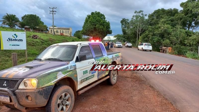 Caminhão caçamba do DER tombou na RO-010 próximo a linha 172 em Rolim de Moura - Vídeo Caminhão caçamba do DER tombou na RO-010 próximo a linha 172 em Rolim de Moura - Vídeo