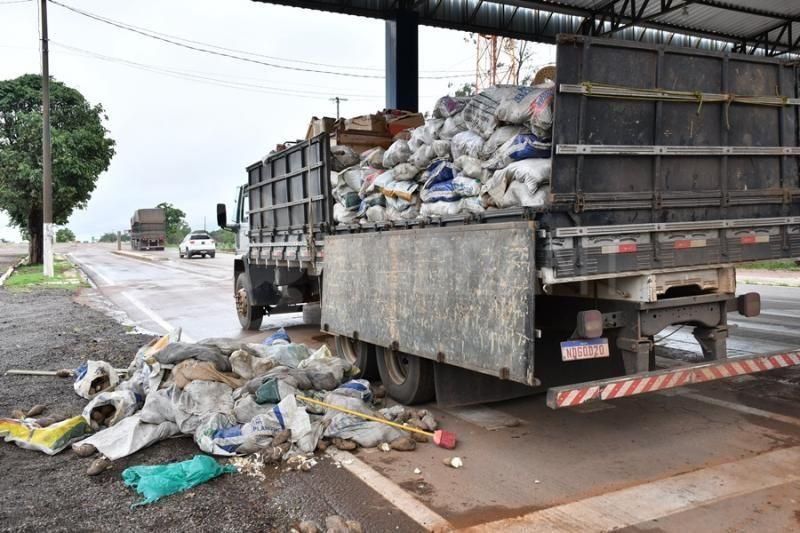 Caminhão com placa de Rolim de Moura é flagrado com cerca de 350 kg de cocaína em Rondonópolis Caminhão com placa de Rolim de Moura é flagrado com cerca de 350 kg de cocaína em Rondonópolis