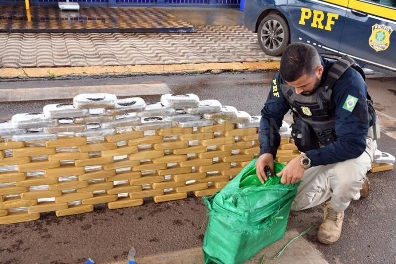 Caminhão com placa de Rolim de Moura é flagrado com cerca de 350 kg de cocaína em Rondonópolis Caminhão com placa de Rolim de Moura é flagrado com cerca de 350 kg de cocaína em Rondonópolis