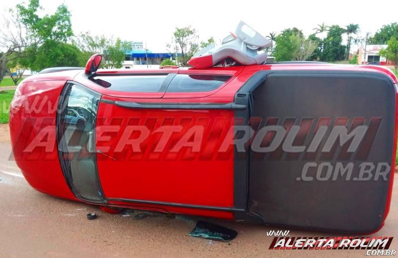 Caminhonete ocupada com 04 pessoas capota, após colisão com outro carro em Rolim de Moura Caminhonete ocupada com 04 pessoas capota, após colisão com outro carro em Rolim de Moura