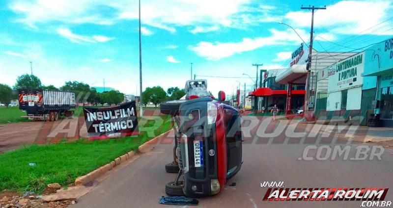 Caminhonete ocupada com 04 pessoas capota, após colisão com outro carro em Rolim de Moura Caminhonete ocupada com 04 pessoas capota, após colisão com outro carro em Rolim de Moura