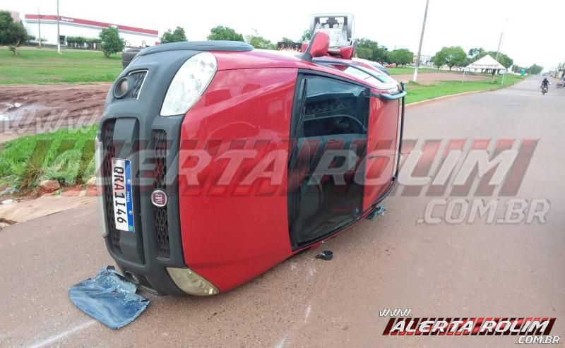 Caminhonete ocupada com 04 pessoas capota, após colisão com outro carro em Rolim de Moura Caminhonete ocupada com 04 pessoas capota, após colisão com outro carro em Rolim de Moura