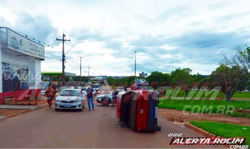 Caminhonete ocupada com 04 pessoas capota, após colisão com outro carro em Rolim de Moura