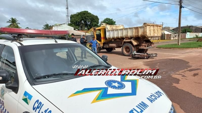 Colisão entre caminhão caçamba e moto resultou em um ferido nesta manhã de terça-feira em Rolim de Moura - Vídeo Colisão entre caminhão caçamba e moto resultou em um ferido nesta manhã de terça-feira em Rolim de Moura - Vídeo