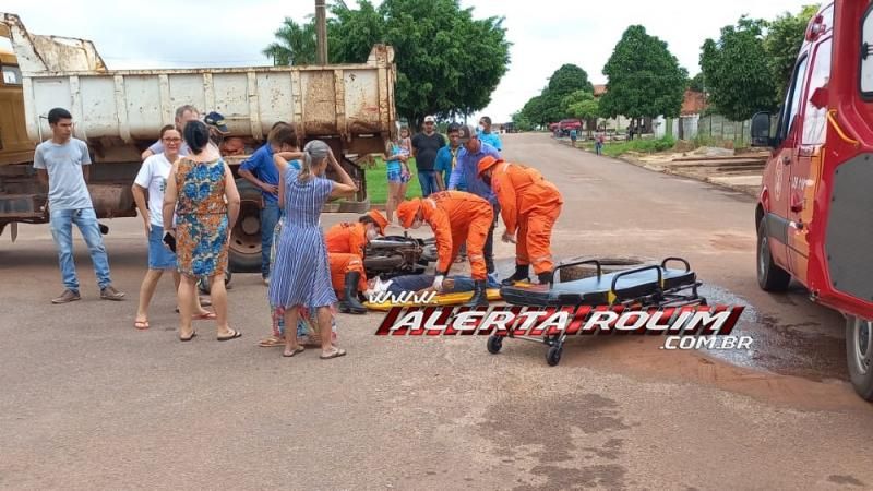 Colisão entre caminhão caçamba e moto resultou em um ferido nesta manhã de terça-feira em Rolim de Moura - Vídeo Colisão entre caminhão caçamba e moto resultou em um ferido nesta manhã de terça-feira em Rolim de Moura - Vídeo