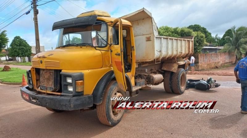 Colisão entre caminhão caçamba e moto resultou em um ferido nesta manhã de terça-feira em Rolim de Moura - Vídeo Colisão entre caminhão caçamba e moto resultou em um ferido nesta manhã de terça-feira em Rolim de Moura - Vídeo