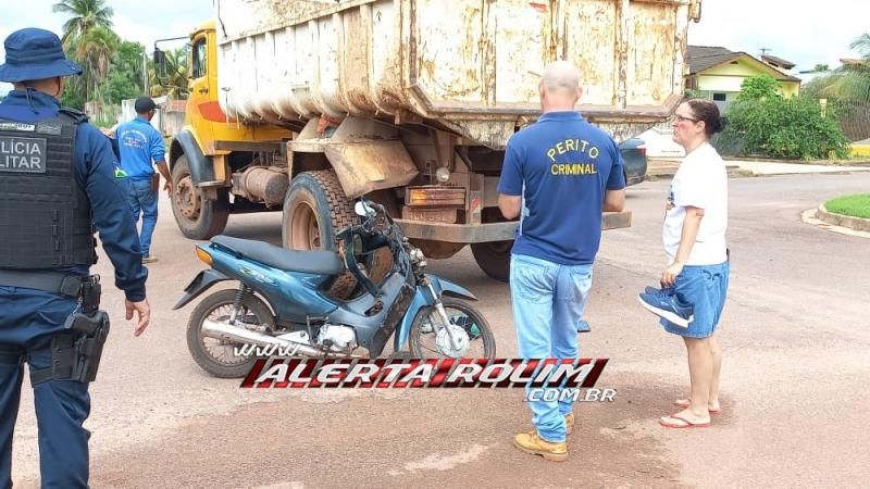 Colisão entre caminhão caçamba e moto resultou em um ferido nesta manhã de terça-feira em Rolim de Moura - Vídeo Colisão entre caminhão caçamba e moto resultou em um ferido nesta manhã de terça-feira em Rolim de Moura - Vídeo