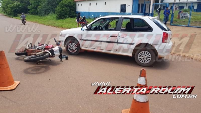 Colisão entre moto e carro nesta quinta-feira resultou em um ferido em Rolim de Moura - Vídeo Colisão entre moto e carro nesta quinta-feira resultou em um ferido em Rolim de Moura - Vídeo