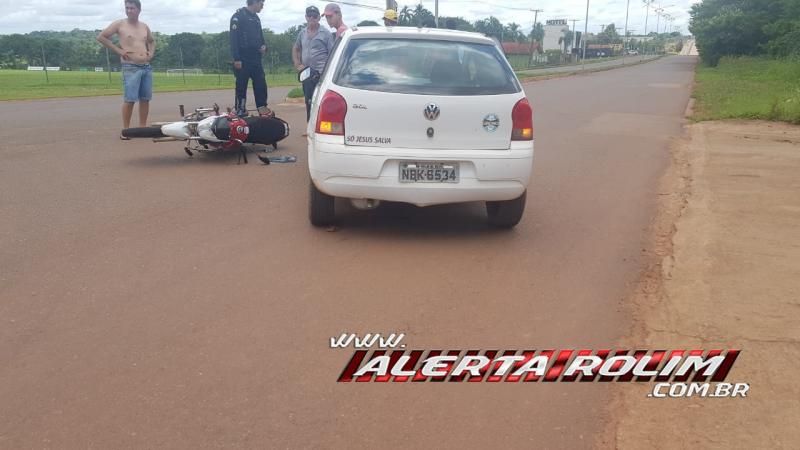 Colisão entre moto e carro nesta quinta-feira resultou em um ferido em Rolim de Moura - Vídeo Colisão entre moto e carro nesta quinta-feira resultou em um ferido em Rolim de Moura - Vídeo