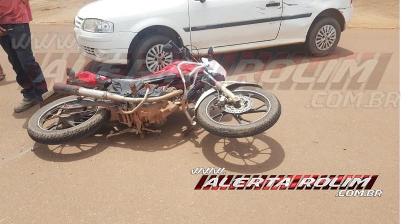 Colisão entre moto e carro nesta quinta-feira resultou em um ferido em Rolim de Moura - Vídeo Colisão entre moto e carro nesta quinta-feira resultou em um ferido em Rolim de Moura - Vídeo