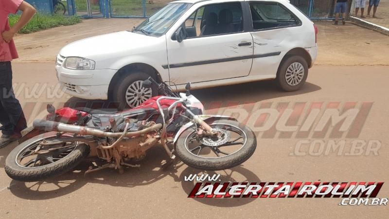 Colisão entre moto e carro nesta quinta-feira resultou em um ferido em Rolim de Moura - Vídeo Colisão entre moto e carro nesta quinta-feira resultou em um ferido em Rolim de Moura - Vídeo