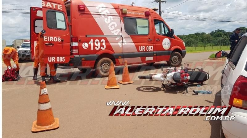 Colisão entre moto e carro nesta quinta-feira resultou em um ferido em Rolim de Moura - Vídeo Colisão entre moto e carro nesta quinta-feira resultou em um ferido em Rolim de Moura - Vídeo