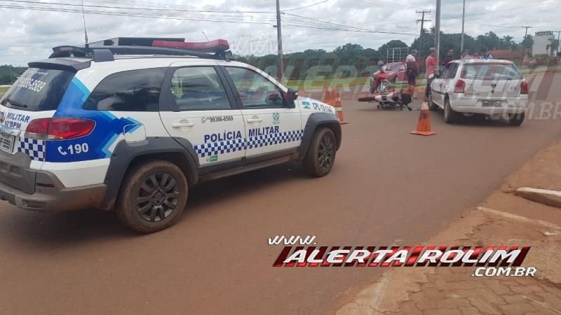 Colisão entre moto e carro nesta quinta-feira resultou em um ferido em Rolim de Moura - Vídeo Colisão entre moto e carro nesta quinta-feira resultou em um ferido em Rolim de Moura - Vídeo