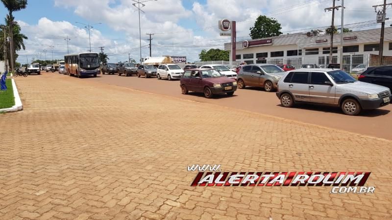 Colisão entre moto e carro nesta quinta-feira resultou em um ferido em Rolim de Moura - Vídeo Colisão entre moto e carro nesta quinta-feira resultou em um ferido em Rolim de Moura - Vídeo