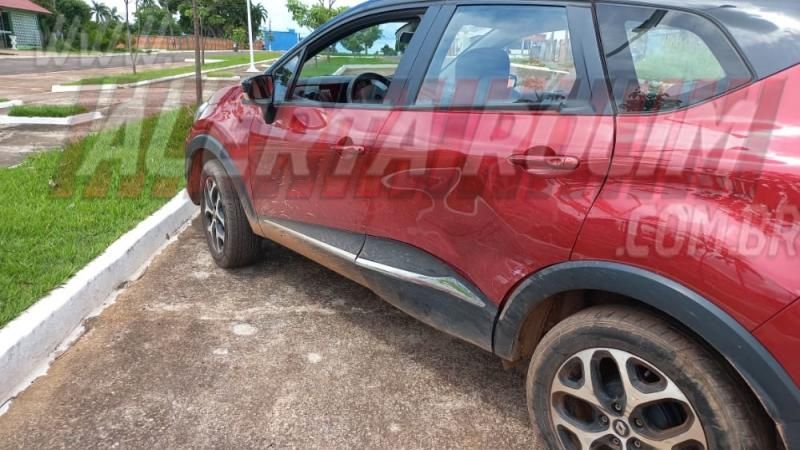 Condutora de carro avança via e colide em outro veículo no Centro de Rolim de Moura Condutora de carro avança via e colide em outro veículo no Centro de Rolim de Moura