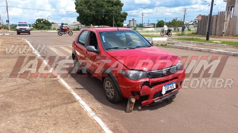 Condutora de carro avança via e colide em outro veículo no Centro de Rolim de Moura Condutora de carro avança via e colide em outro veículo no Centro de Rolim de Moura
