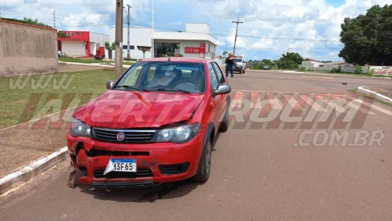 Condutora de carro avança via e colide em outro veículo no Centro de Rolim de Moura Condutora de carro avança via e colide em outro veículo no Centro de Rolim de Moura