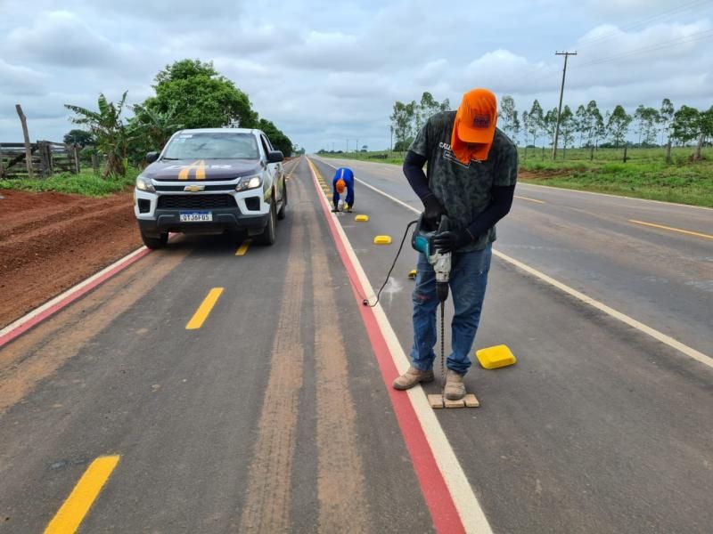 DER executa serviços de sinalização horizontal da ciclovia na RO-479, em Rolim de Moura DER executa serviços de sinalização horizontal da ciclovia na RO-479, em Rolim de Moura