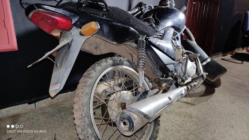 Durante fuga da PM, dupla cai de moto e deixa pra trás arma de fogo e veículo roubado em Cacoal Durante fuga da PM, dupla cai de moto e deixa pra trás arma de fogo e veículo roubado em Cacoal