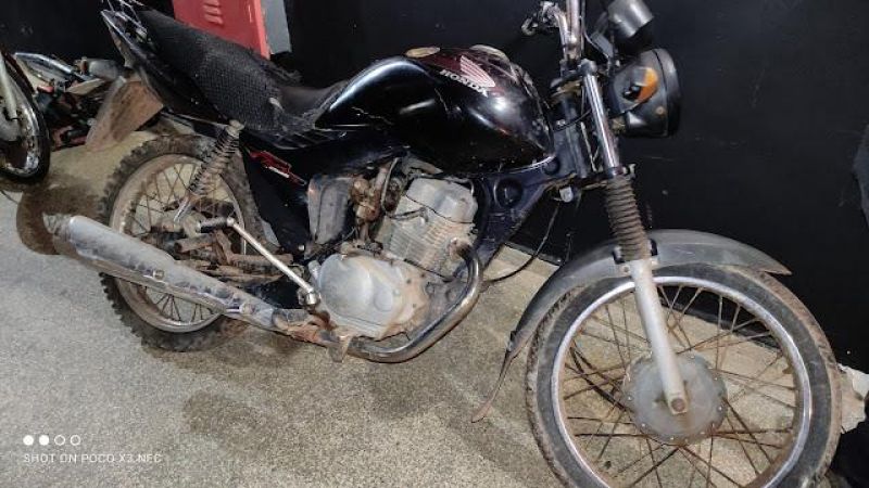 Durante fuga da PM, dupla cai de moto e deixa pra trás arma de fogo e veículo roubado em Cacoal Durante fuga da PM, dupla cai de moto e deixa pra trás arma de fogo e veículo roubado em Cacoal