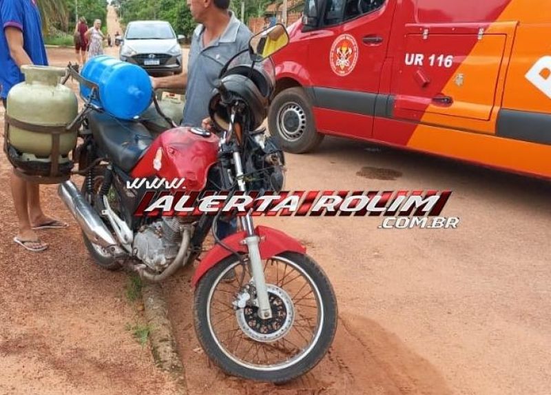 Entregador fica ferido após sofrer queda de moto na Rua Afonso Pena em Rolim de Moura - Vídeo