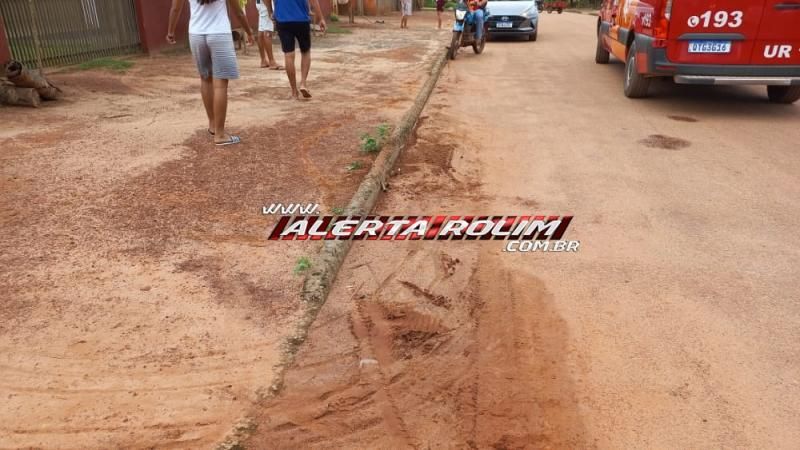 Entregador fica ferido após sofrer queda de moto na Rua Afonso Pena em Rolim de Moura - Vídeo