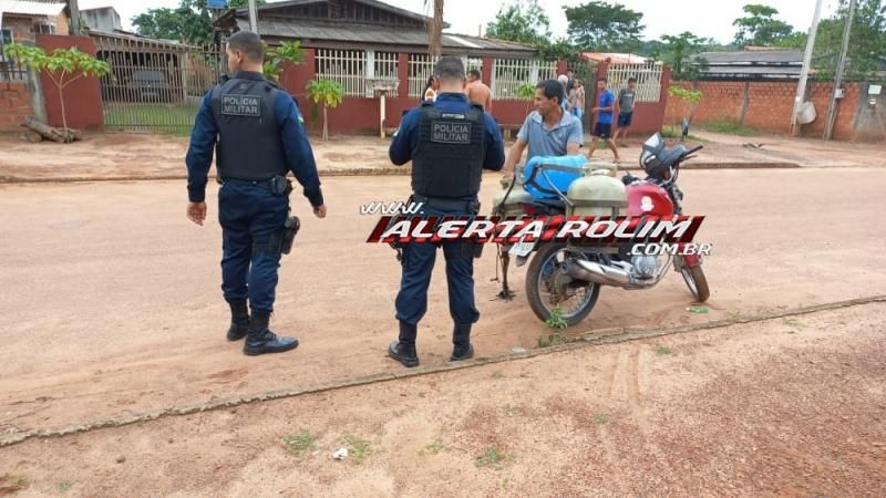 Entregador fica ferido após sofrer queda de moto na Rua Afonso Pena em Rolim de Moura - Vídeo